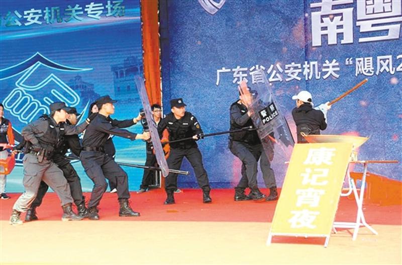 江门民警在台上演示紧急处置“毒疯子”。