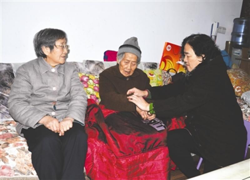 季华和母亲（左）陪傅天华（中）聊天