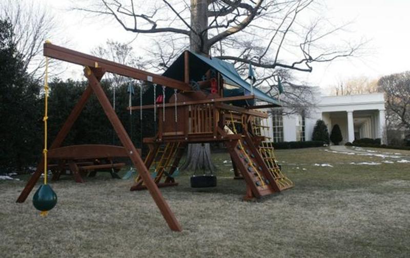 这个秋千架带有秋千、爬绳、滑梯和小木屋，堪称一个迷你儿童游乐场。（图片来源：美国媒体）