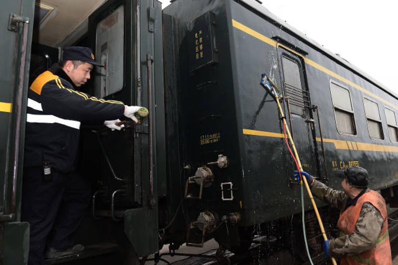 1月8日,在济南车辆段,铁路工作人员在对车辆设备进行整修,准备驰援