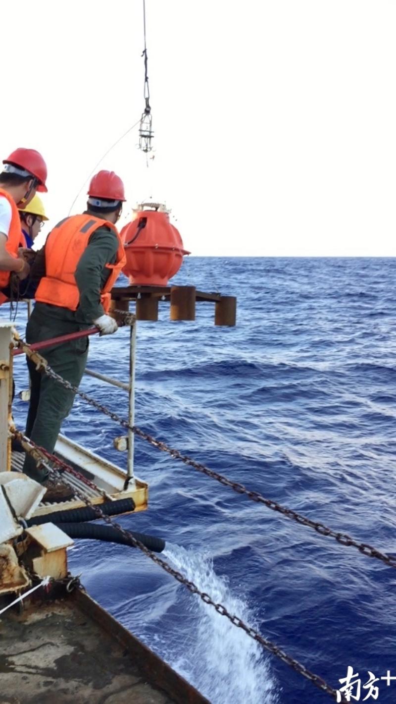 “马沟计划”科研团队向深海投放宽频带地震仪。受访者供图