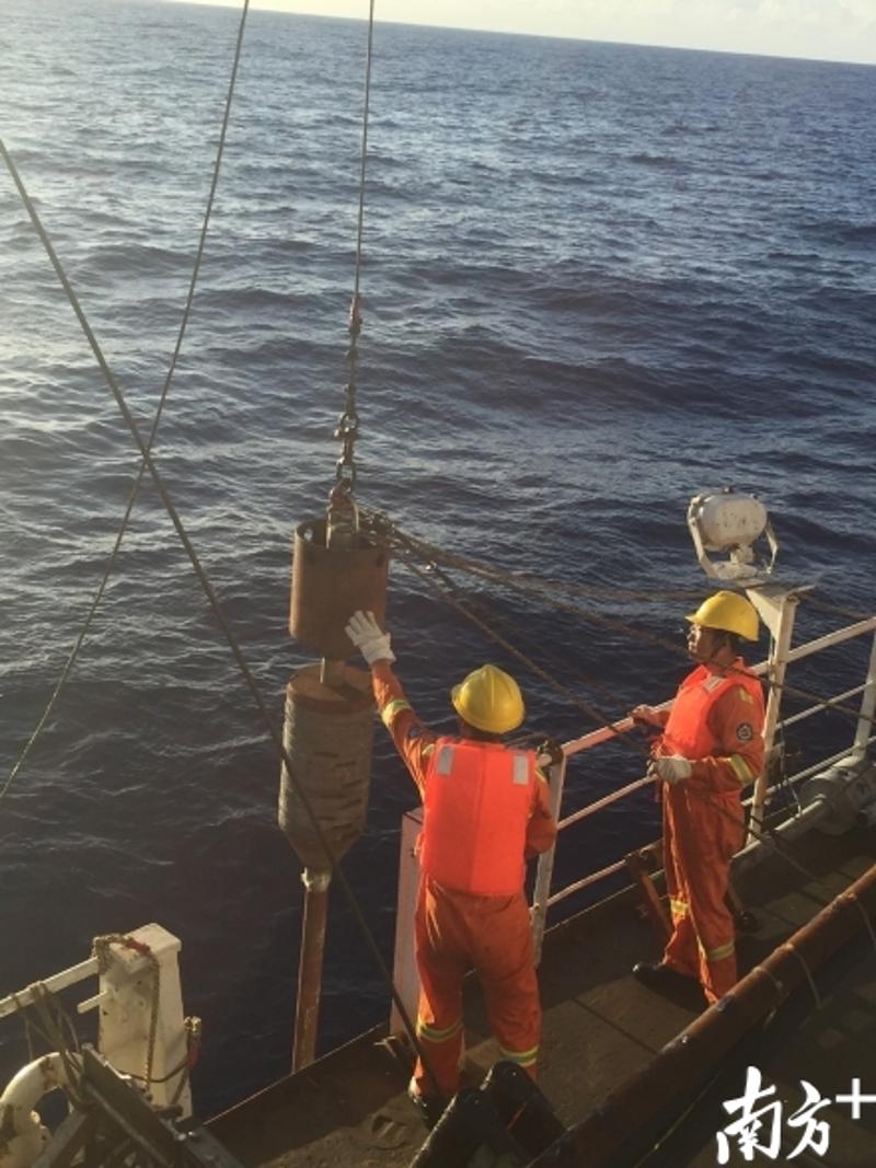 “马沟计划”科研团队向深海投放沉积物采样装置。受访者供图