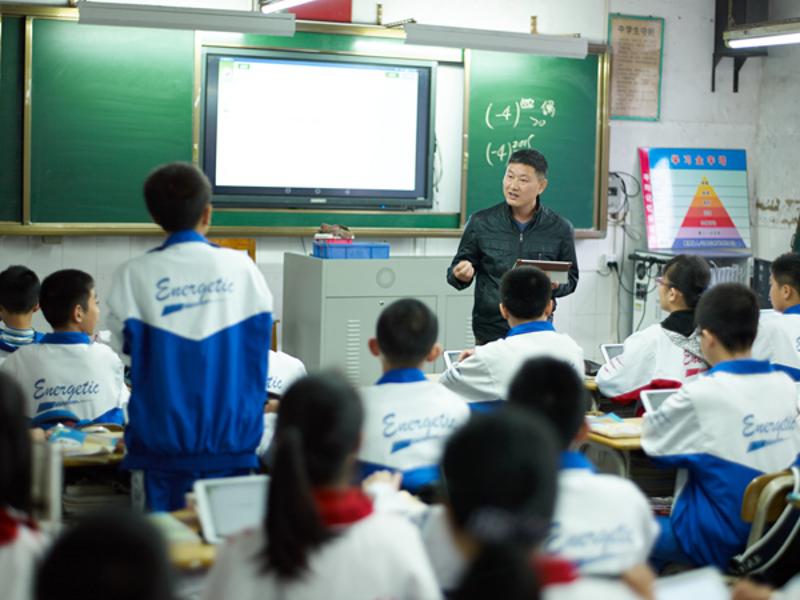 石龙三中校长冷芬腾在给慕课实验班学生上课