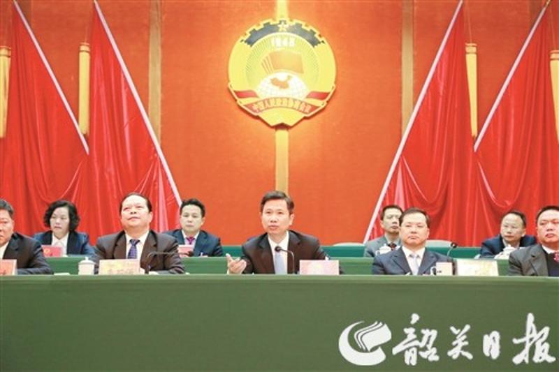 　　图为市委书记、市人大常委会党组书记江凌，市长骆蔚峰回应委员提问。