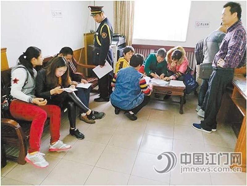 工人们在江海法院执行局集中办理结案手续。