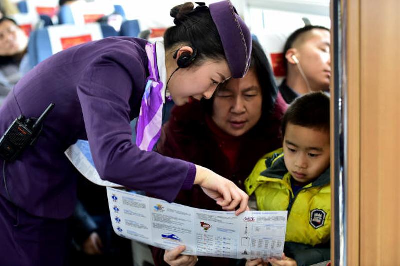 1月12日，陶思嘉在北京南开往合肥南的G29列车上向乘客介绍安全出行知识。