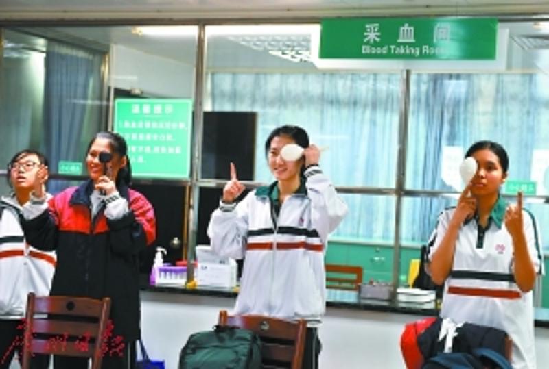 昨日，数百名高中生在广医三院进行体检。
