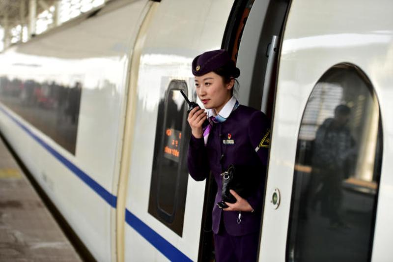 1月12日，陶思嘉在北京南开往合肥南的G29列车上等候旅客。