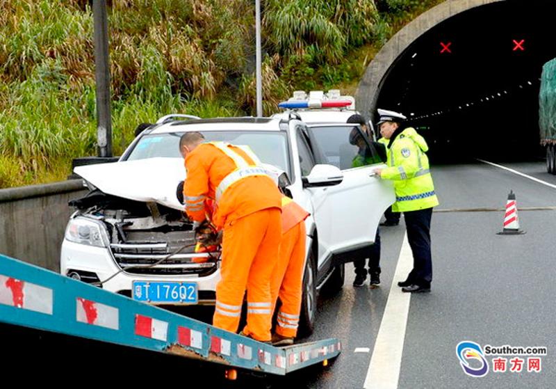 交警正在处置事故车辆