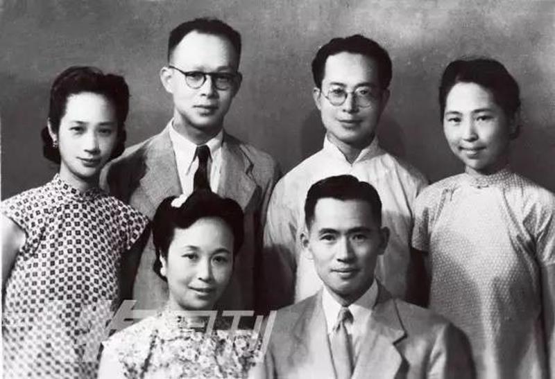 1946年，三姊妹和三连襟合影于上海。前排左起张元和、顾传玠，后排左起张允和、周有光、沈从文、张兆和