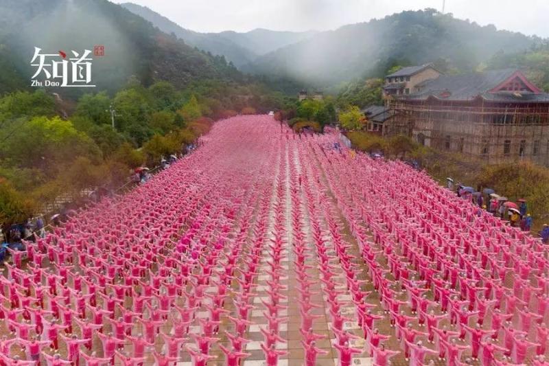 2016年11月7日，在天津、北京、上海、武汉、济南等14个城市的不同场地上，50085人共同起舞，创下新的最大规模排舞（多场地）吉尼斯世界纪录。（新华社/图）