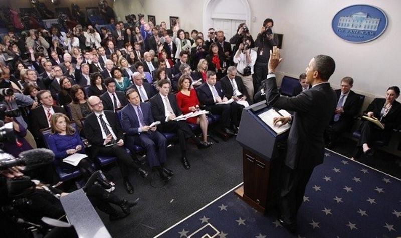 资料图：美国总统奥巴马在白宫新闻简报室面对记者。