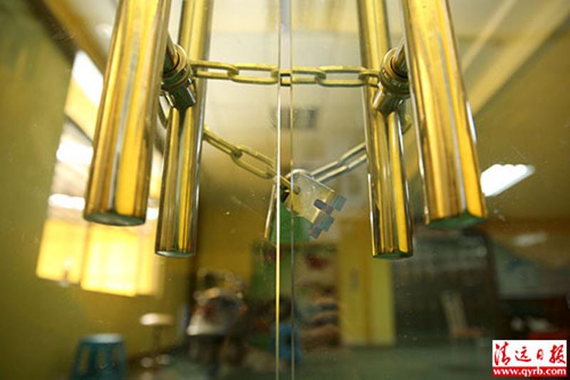 12月30日，嘉品食品有限公司厂房楼玻璃门上着锁。 清远日报记者 李思靖 摄