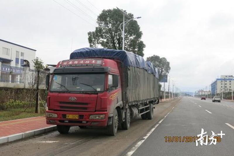 图为被曲江交警查获的大货车。