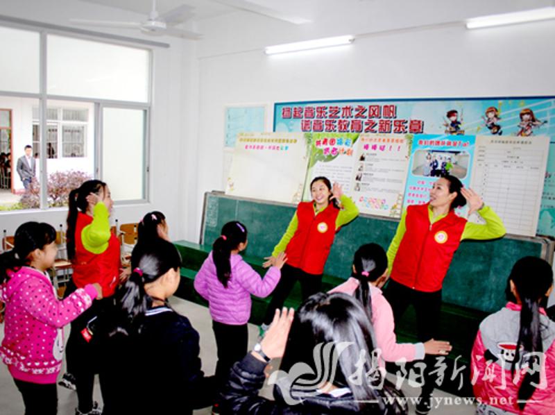 志愿者与孩子们进行互动游戏。杨小琪 摄