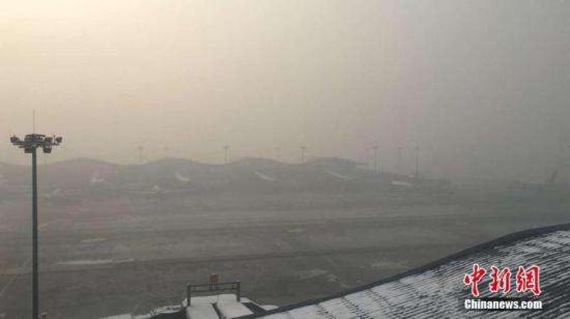 1月13日，乌鲁木齐国际机场遭大雾侵袭致32趟航班延误或取消。 朱柏霖 摄