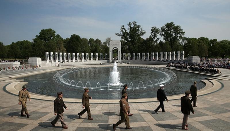 当地时间2015年5月8日，美国首都华盛顿林肯纪念堂附近举行二战胜利70周年纪念活动。