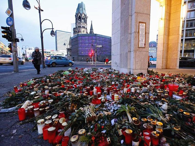 1月17日，柏林，圣诞节市场卡车事件发生地附近摆放着悼念蜡烛和鲜花。（新华/路透）