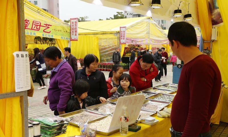 珠宝摊档前吸引了不少梅州市民驻足