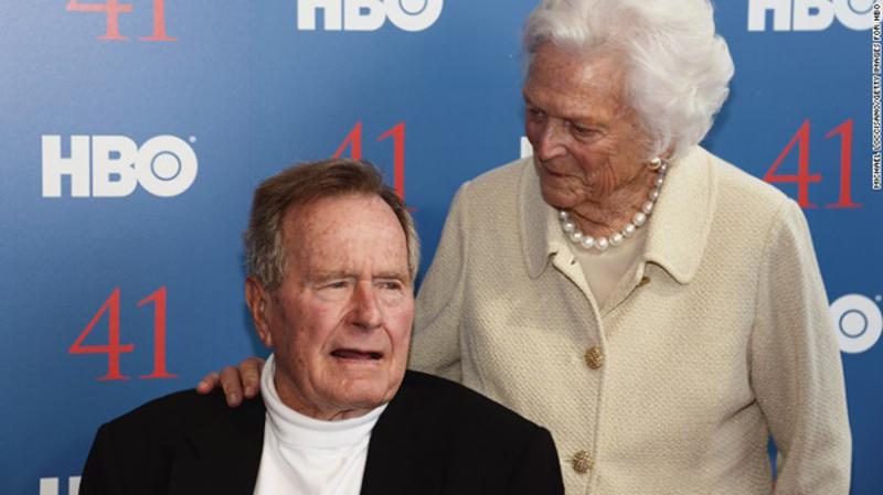 图为美国前总统乔治·布什（左）和夫人芭芭拉·布什。（图片来源：美国有线电视新闻网）