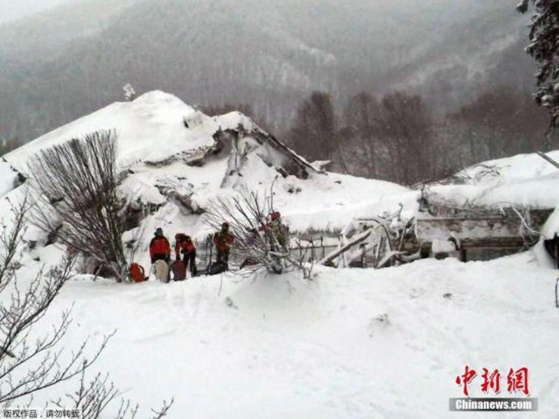 救援人员在被掩埋的酒店前实施营救行动。雪崩发生时，酒店内有大约30名客人和工作人员，他们目前仍下落不明。