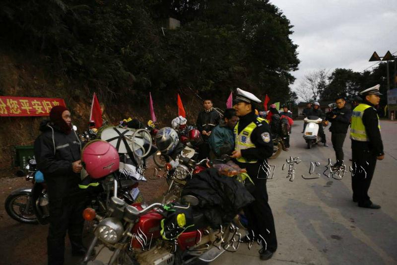 交警劝导乘车人员停车休息