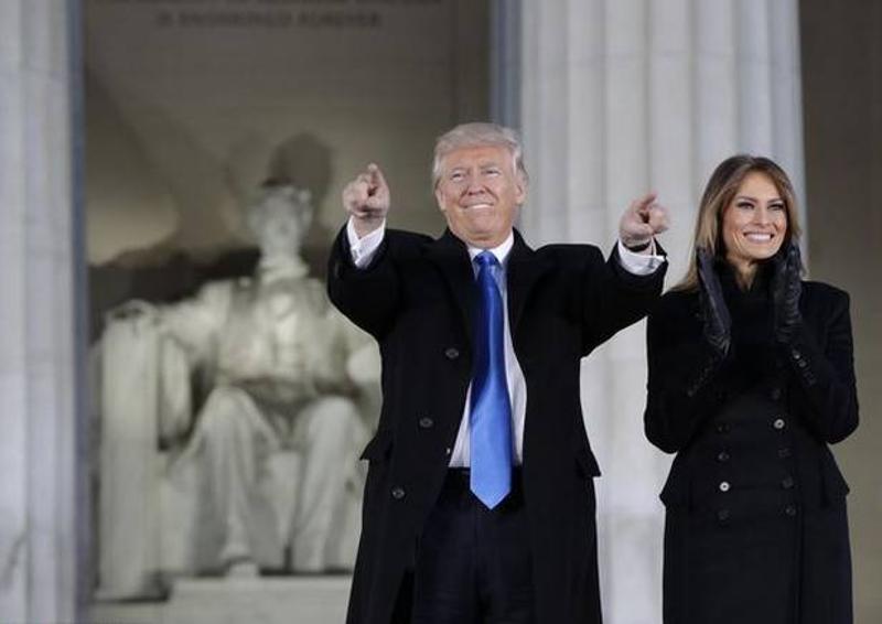 当地时间1月19日，特朗普携妻子梅拉尼娅现身林肯纪念堂，出席“让美国再次伟大”音乐会。