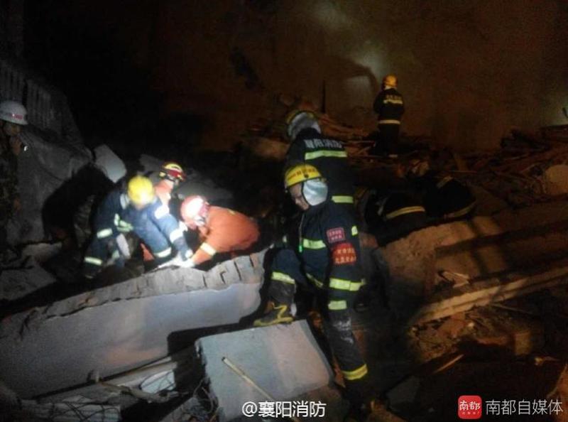 消防人员正在现场救援。图片来源@襄阳消防