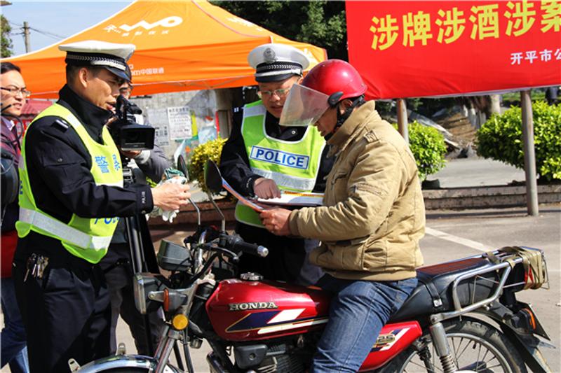 开平交警向返程途中在服务点休息的群众宣传“春雷·风暴”行动。开平交警供图