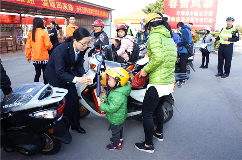 服务点的民警为返乡的旅客送上一杯热水。开平交警供图