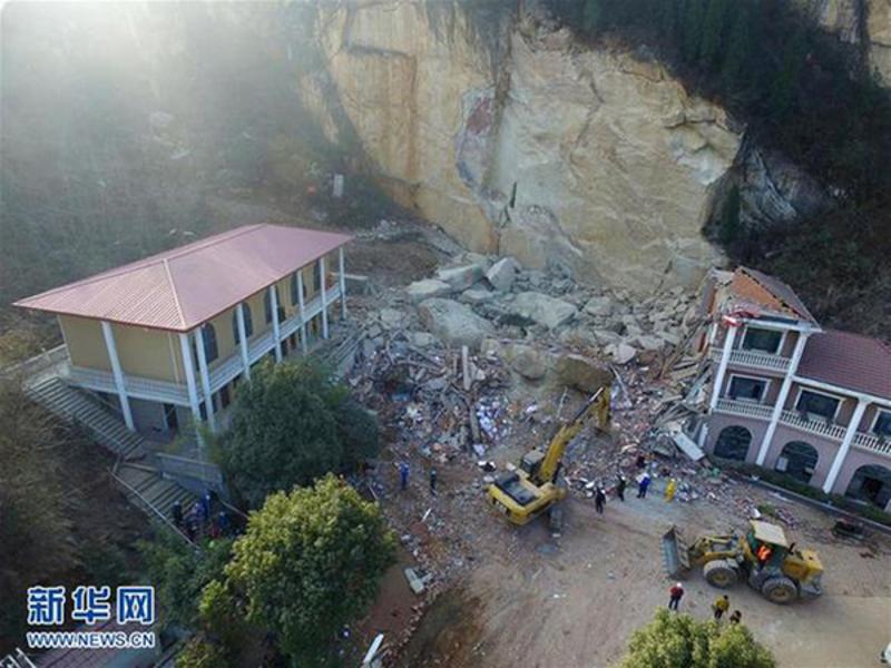 1月21日航拍的湖北南漳县海市蜃楼酒店背后山体崩塌救援现场。截至目前，营救出的5人中2人医治无效身亡。 新华社 图