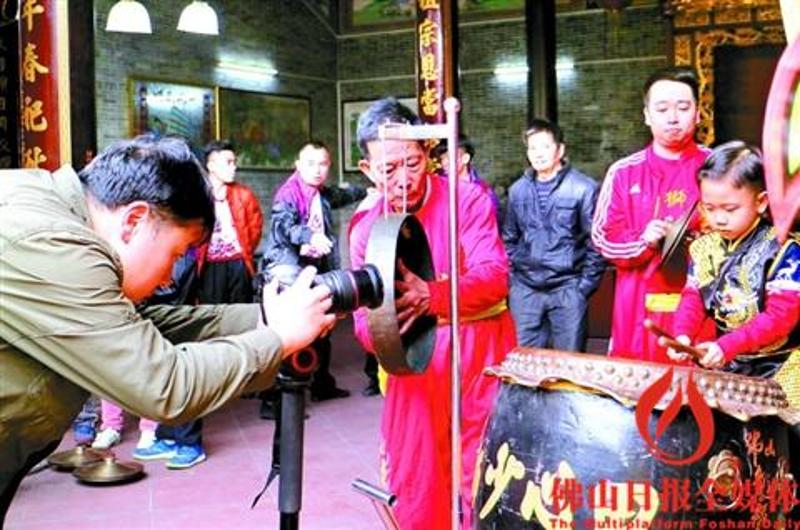 央视采访拍摄西樵田心村狮艺传承。/通讯员曹亚鹏摄