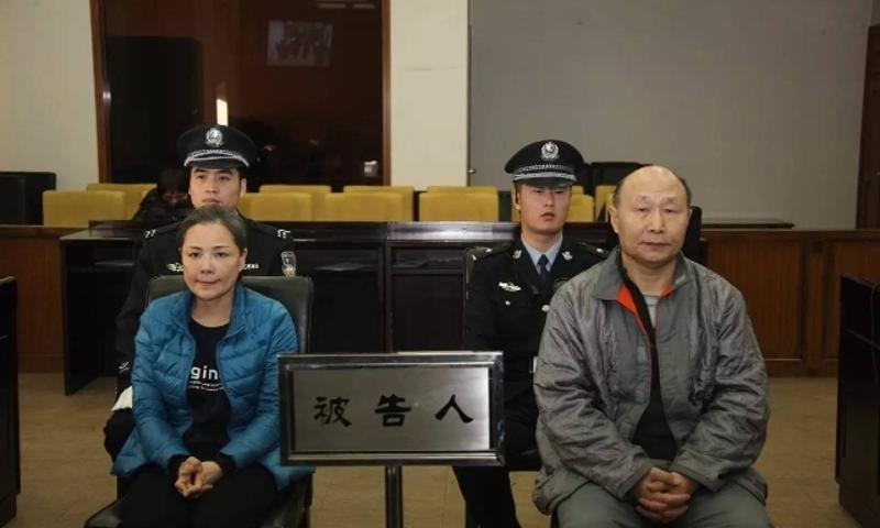 孙英辉和其中一名情妇李某受审 摄/法制晚报记者洪雪