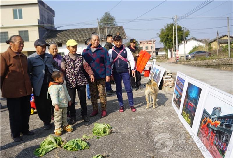 村民观看古村落展览。张伟 摄