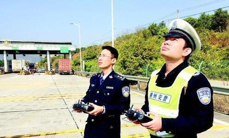 昨日，惠州交警启用无人机巡航执法，重点抓拍我市辖区高速公路违法占用应急车道等交通违法行为。记者杨 熠 通讯员邓闽榕 摄 