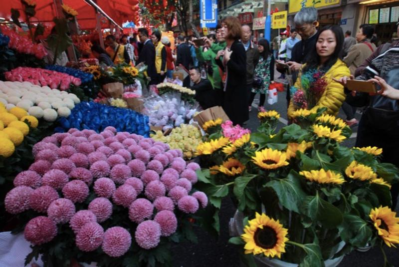 各类档中鲜花档口尤其火爆，不少市民在鲜花档口拍照。