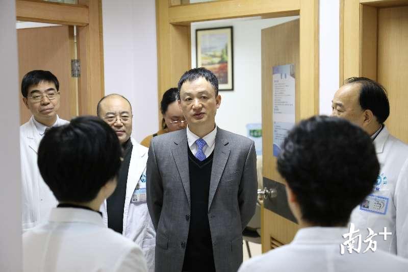 省卫计委主任段宇飞在省人民医院慰问一线医务工作者。