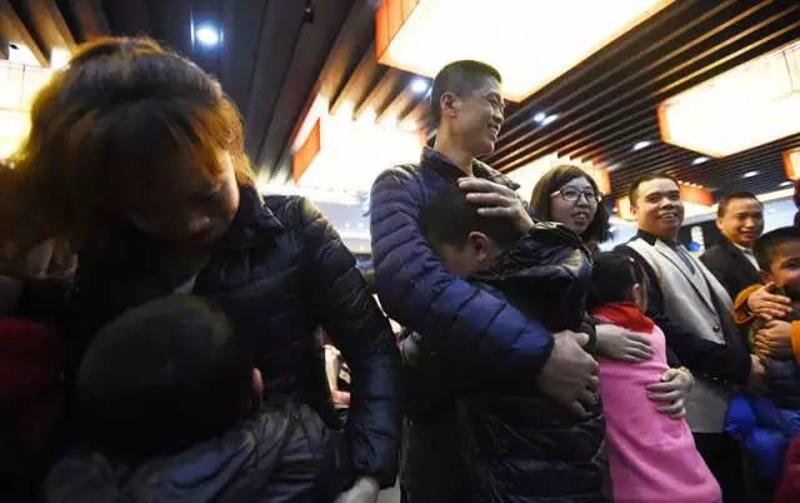 1月22日，在广州某饭店内的团聚现场，留守儿童们与父母拥抱。新华社记者 薛玉斌 摄