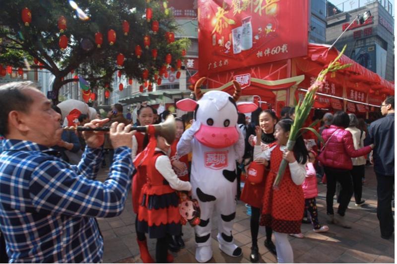 夺得越秀花市“标王”的燕塘牛奶“派出”吉祥物吸引市民。