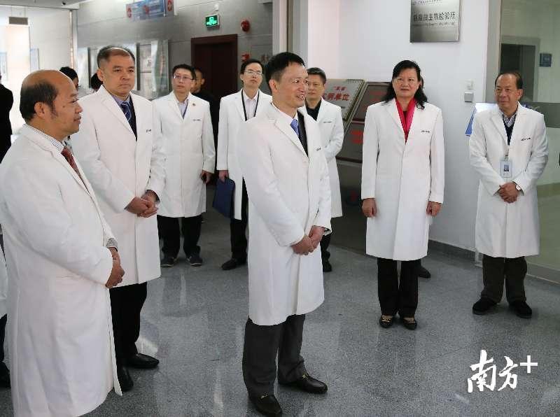 省卫计委主任段宇飞在省疾控中心慰问一线工作人员。
