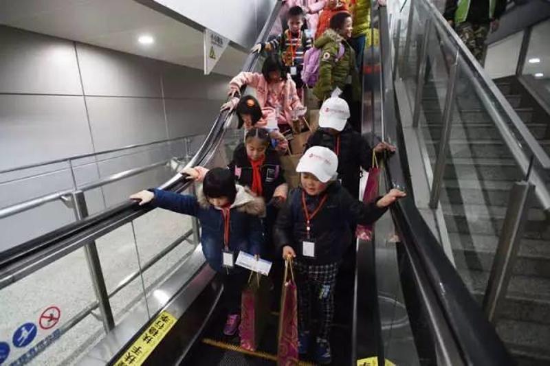 1月22日，留守儿童们在成都双流国际机场内等待前往广州的飞机。新华社记者 薛玉斌 摄