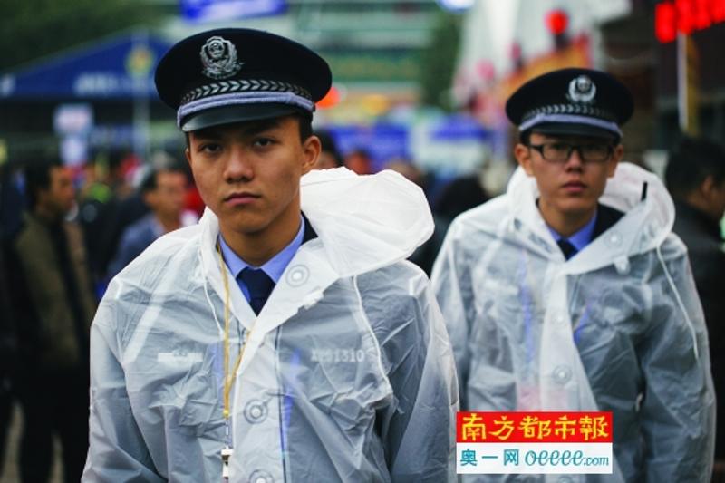 1月16日，帐篷外，大量警力和志愿者全天候维持秩序。阵雨过后，两位民警在广场上巡逻。