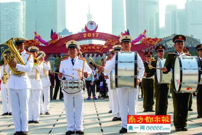 1月25日，天河迎春花市，来自粤港两地的步操管弦乐队为前来逛花市的市民表演。南都记者谭庆驹 摄