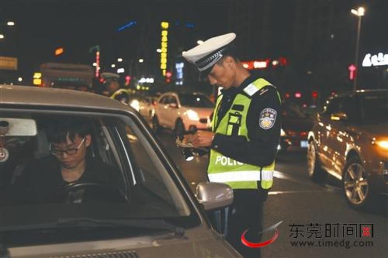 24日晚，东莞交警再次出动警力整治酒驾 记者 程永强 通讯员 谢松良 摄