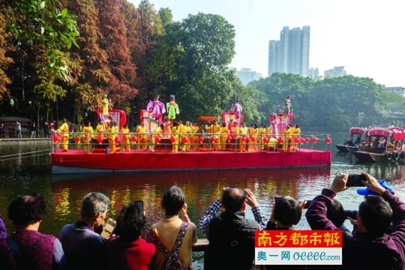 1月25日，荔枝湾水上花市，沙湾飘色在浮台上上演。南都记者谭庆驹 摄