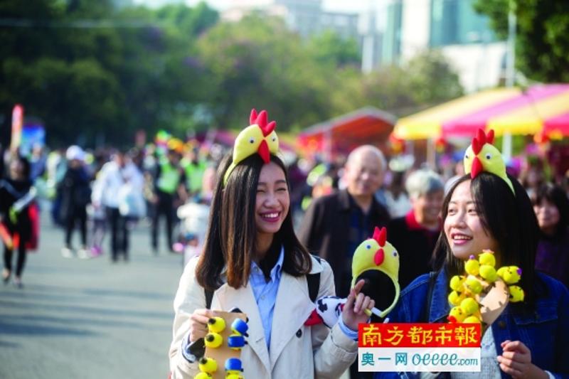 1月25日，天河迎春花市，姑娘们戴着鸡年主题的头饰。南都记者谭庆驹 摄