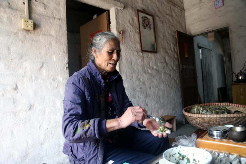 “鸡姨”鸡美英在制作长粽准备过年，这是她们作为越南归侨独特的过年习俗