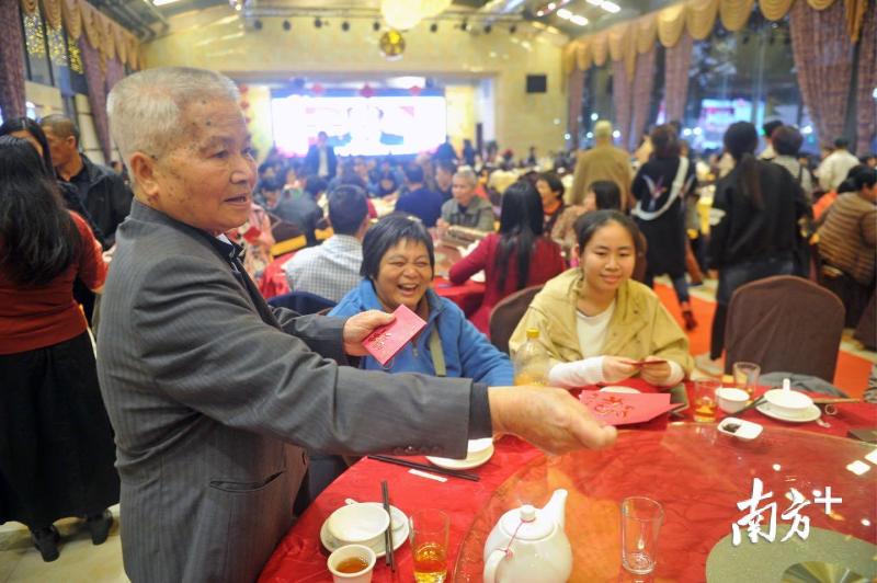 86岁的家族最年长的陈剑仓给晚辈派红包。