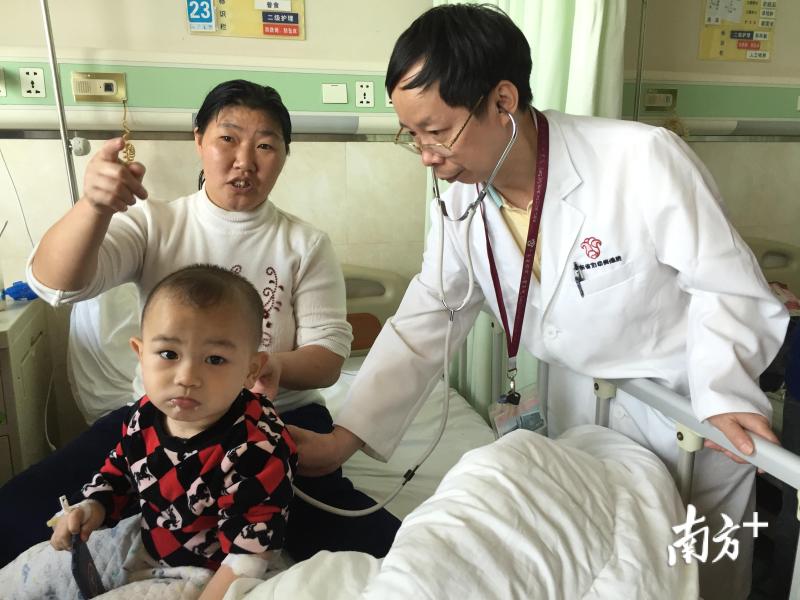 李增清在给小患儿听诊。