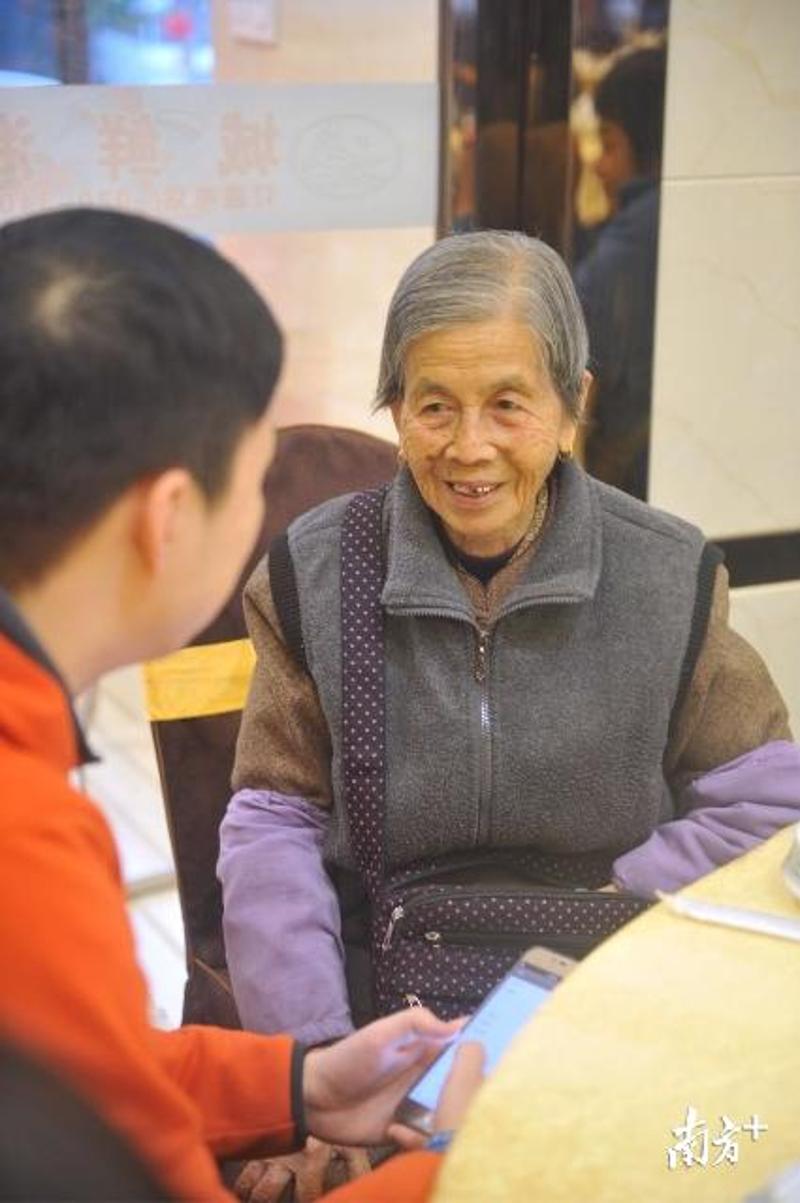 85岁的陈桂开为了照顾弟弟妹妹，终身未嫁，是家族唯一一位自梳女。